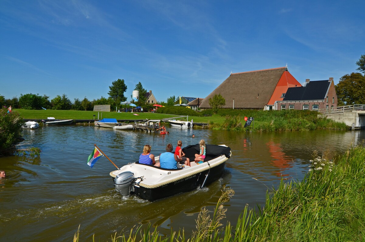 Ruime accommodatie aan het water in Friesland.