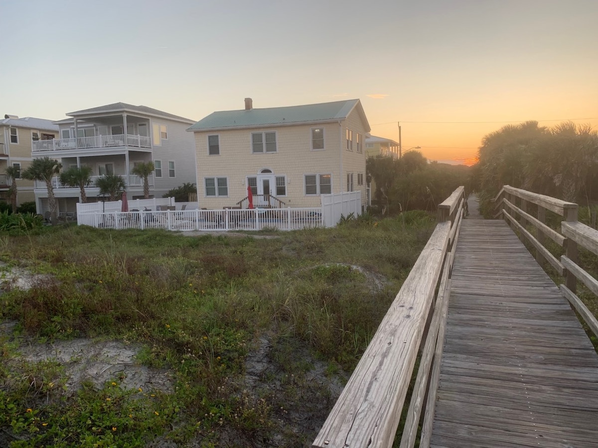 Surf's Up- 5 bedroom
beach house w/ pool, hot tub