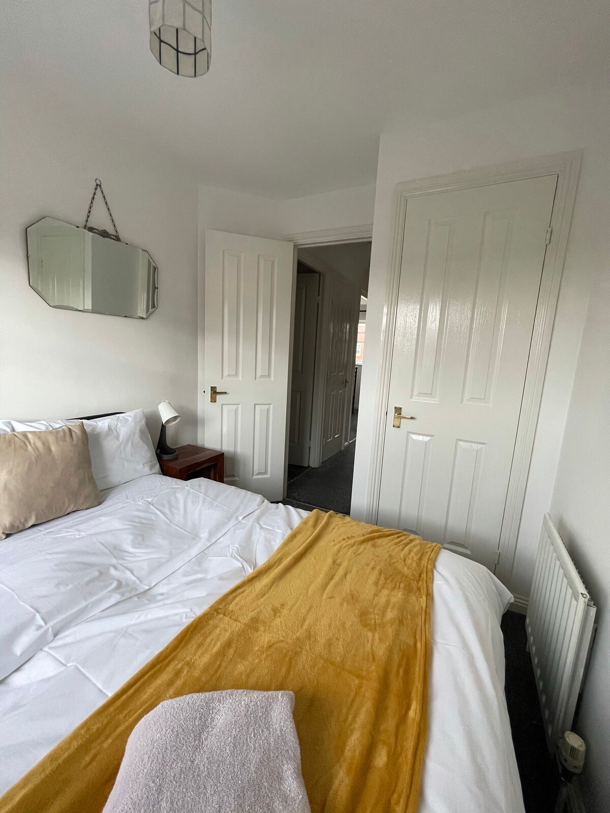 Chessington SW London 6 Guests Free Parking J9:M25