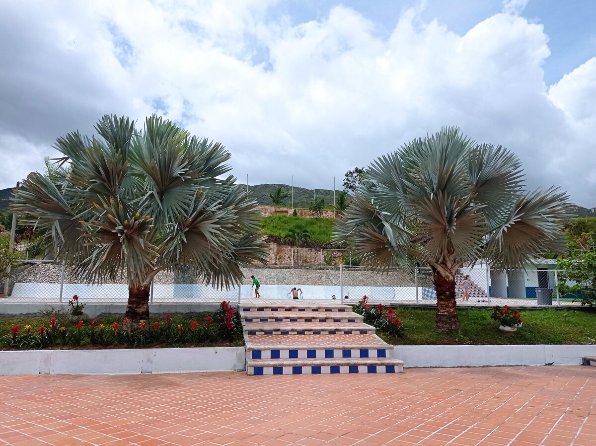 Agradable y amplia cabaña con piscina