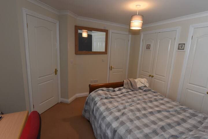 King sized bed with en-suite in large family home