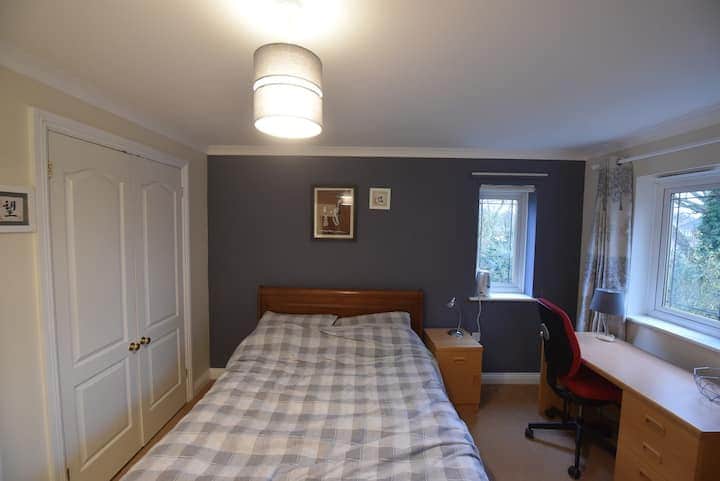 King sized bed with en-suite in large family home