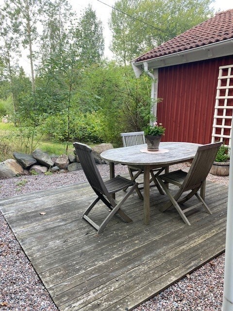 在Herräng海边的舒适房源，带花园