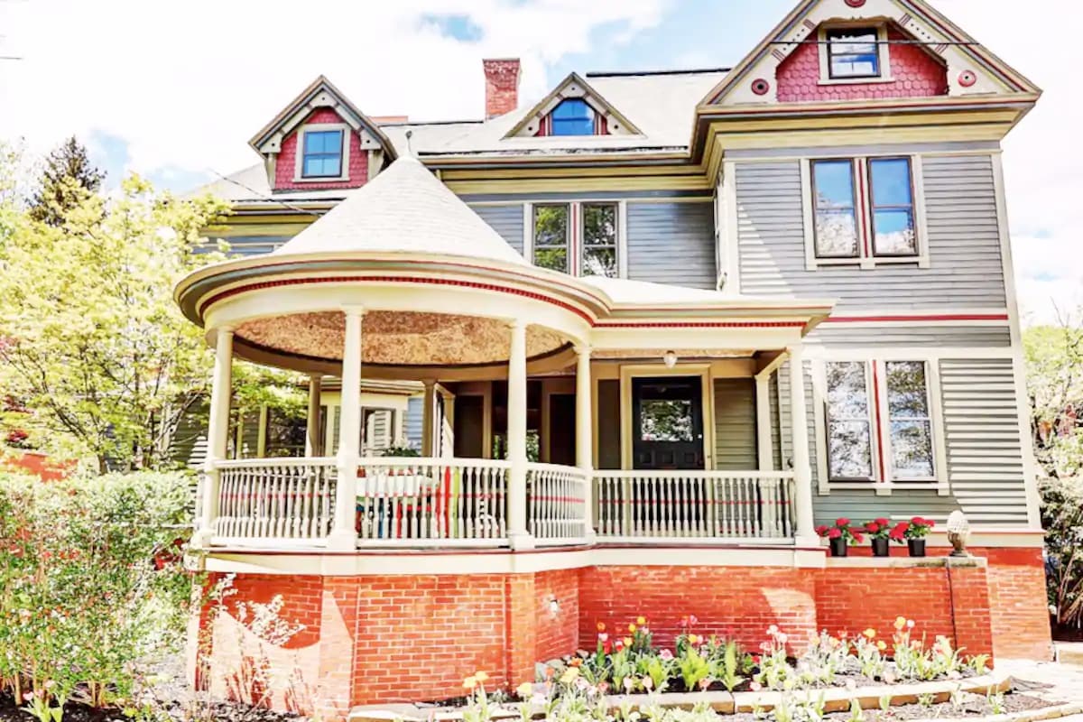 Elegant Victorian House, sleeps 14 near Brown/RISD