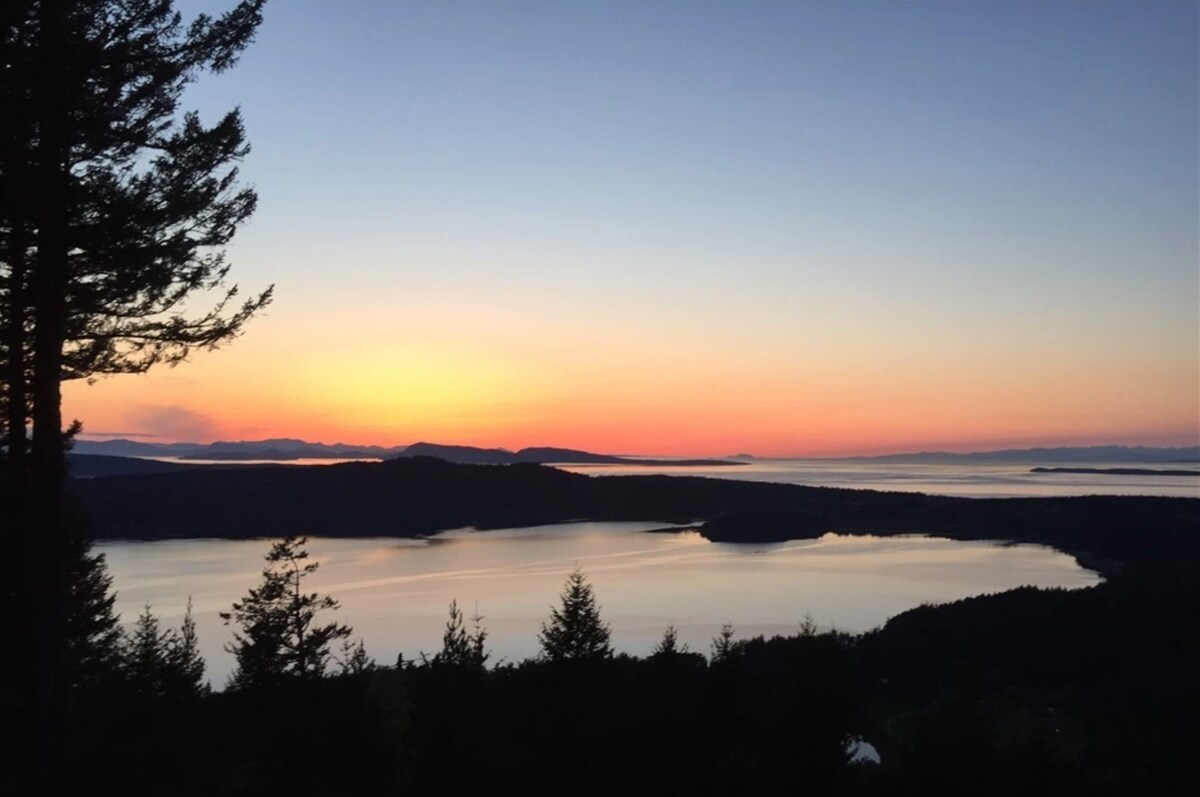 Epic water views, sauna, EV charger at Vista House