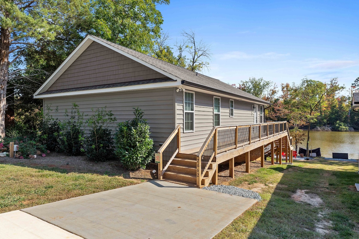 Lakefront Retreat: Dock, Kayaks, Fire Pit, 70" TV