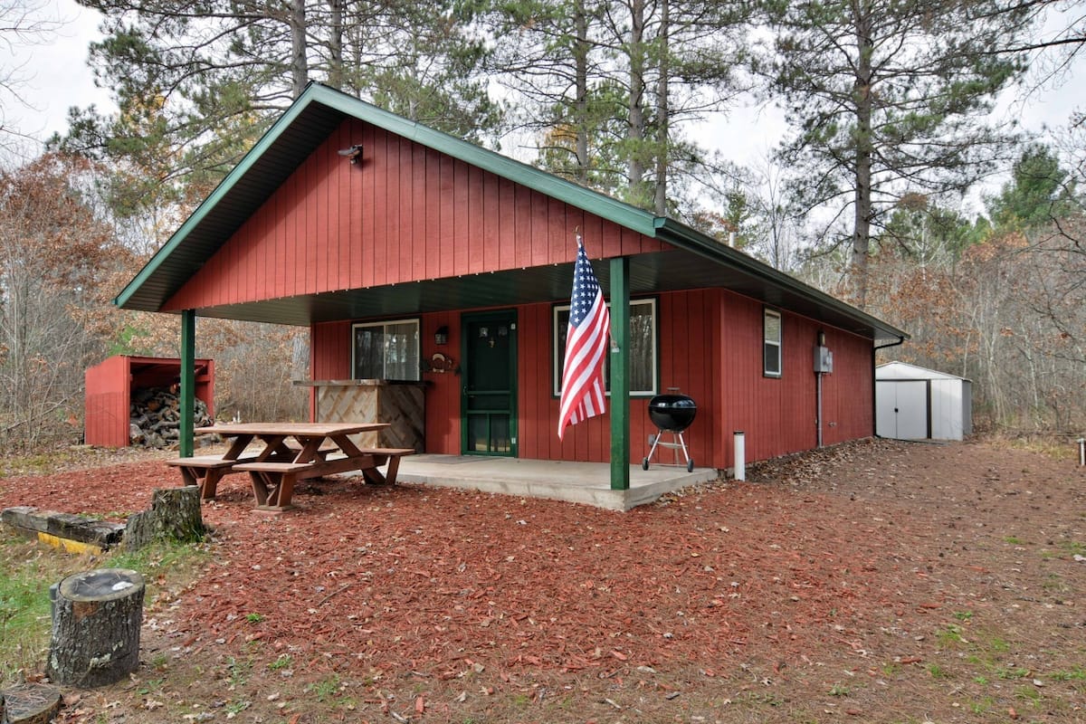 山谷红色小屋