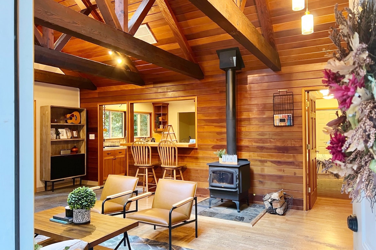 Artsy Cabin in Half-acre Serene Redwoods