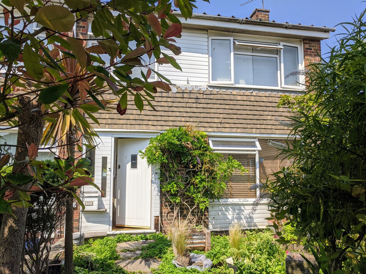 3 bedroom semi detached house, close to beach.