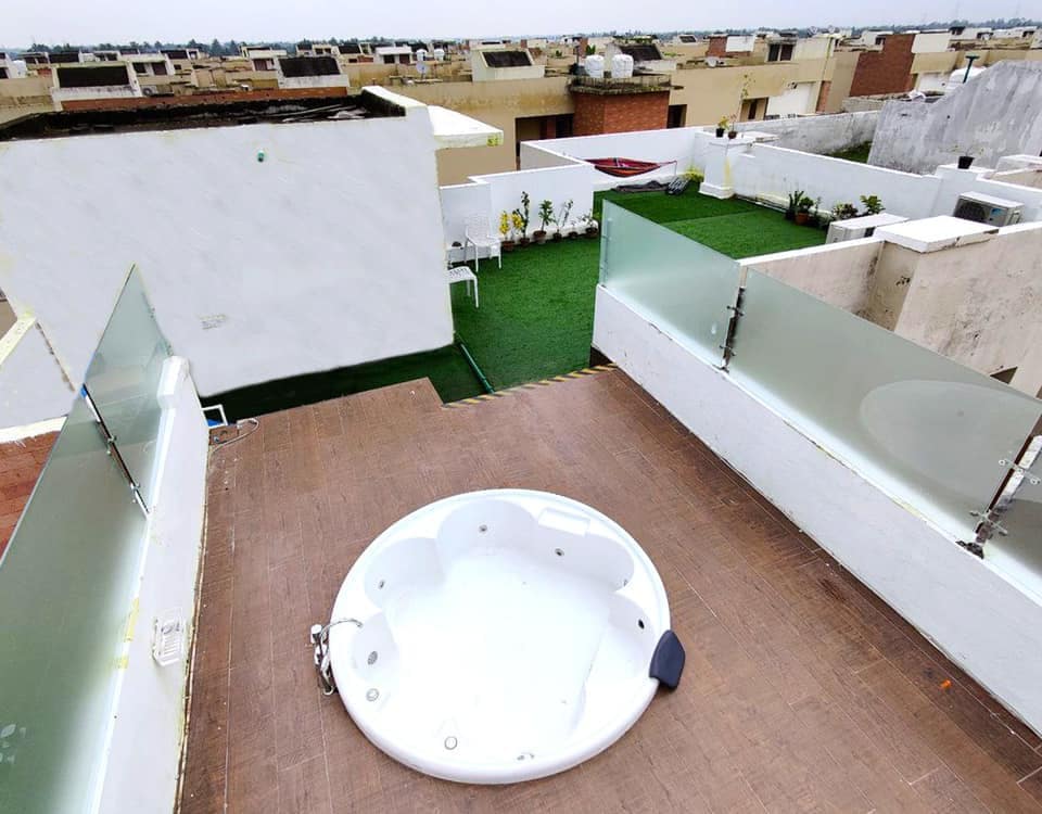 Vedic复式别墅4BHK露台花园和按摩浴缸