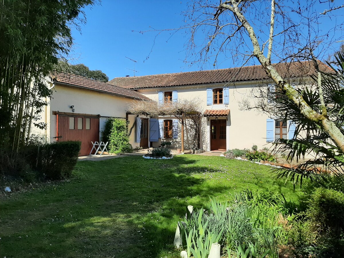 Maison gasconne chaleureuse et sa tonnelle