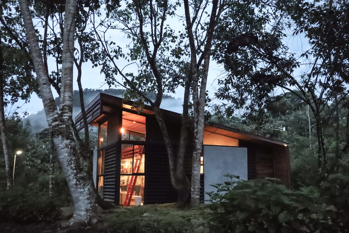 现代太阳能小屋|山区度假