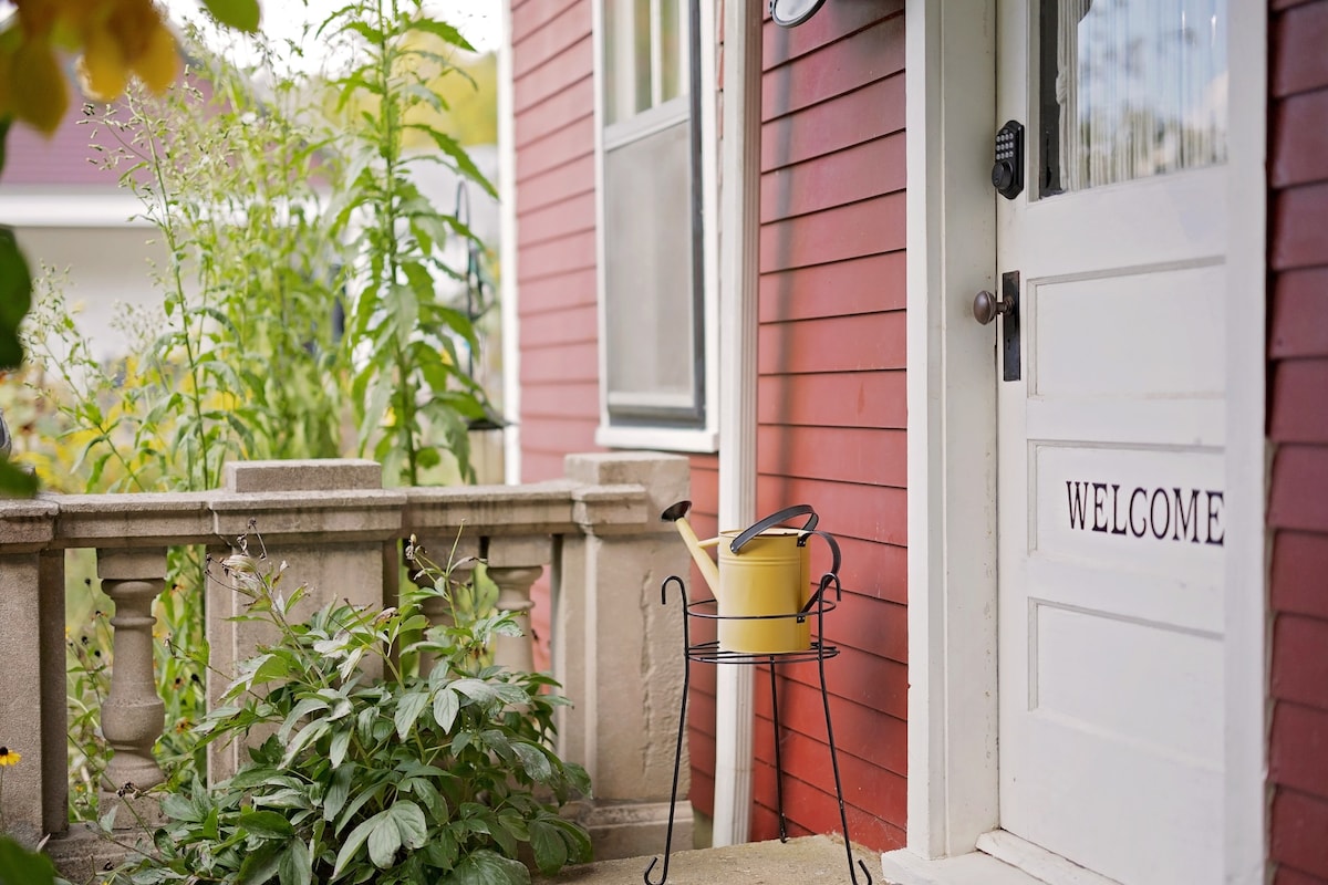 Boho Garden Bungalow: Cozy, Near IU & Downtown