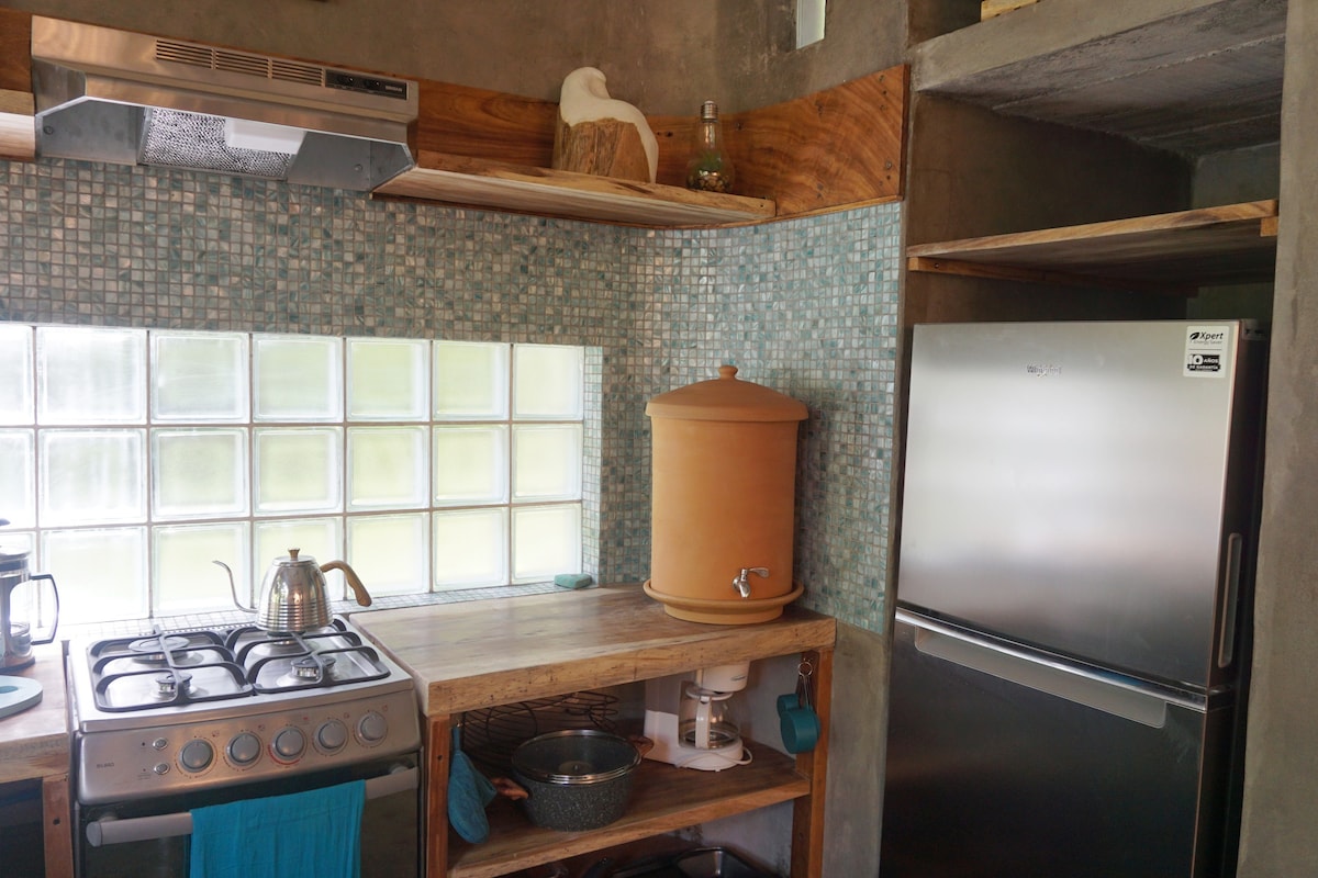 The Pocket: Private Kitchen 1 bedroom w Yard