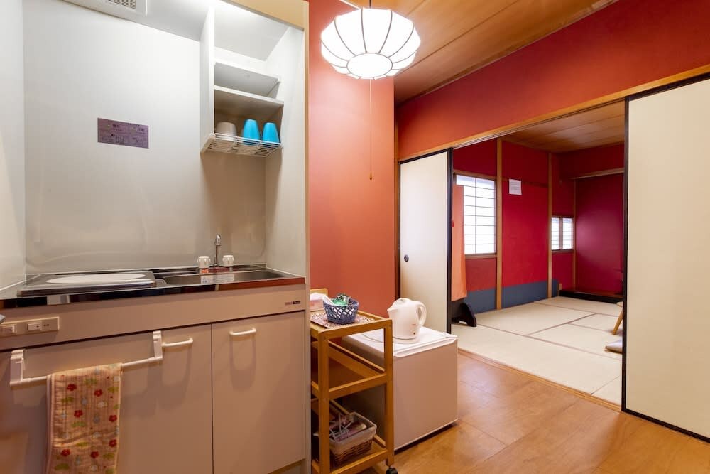 【足村】金泽站东出口步行5分钟即可抵达。红墙日式房间，完全独立的马桶和淋浴间。