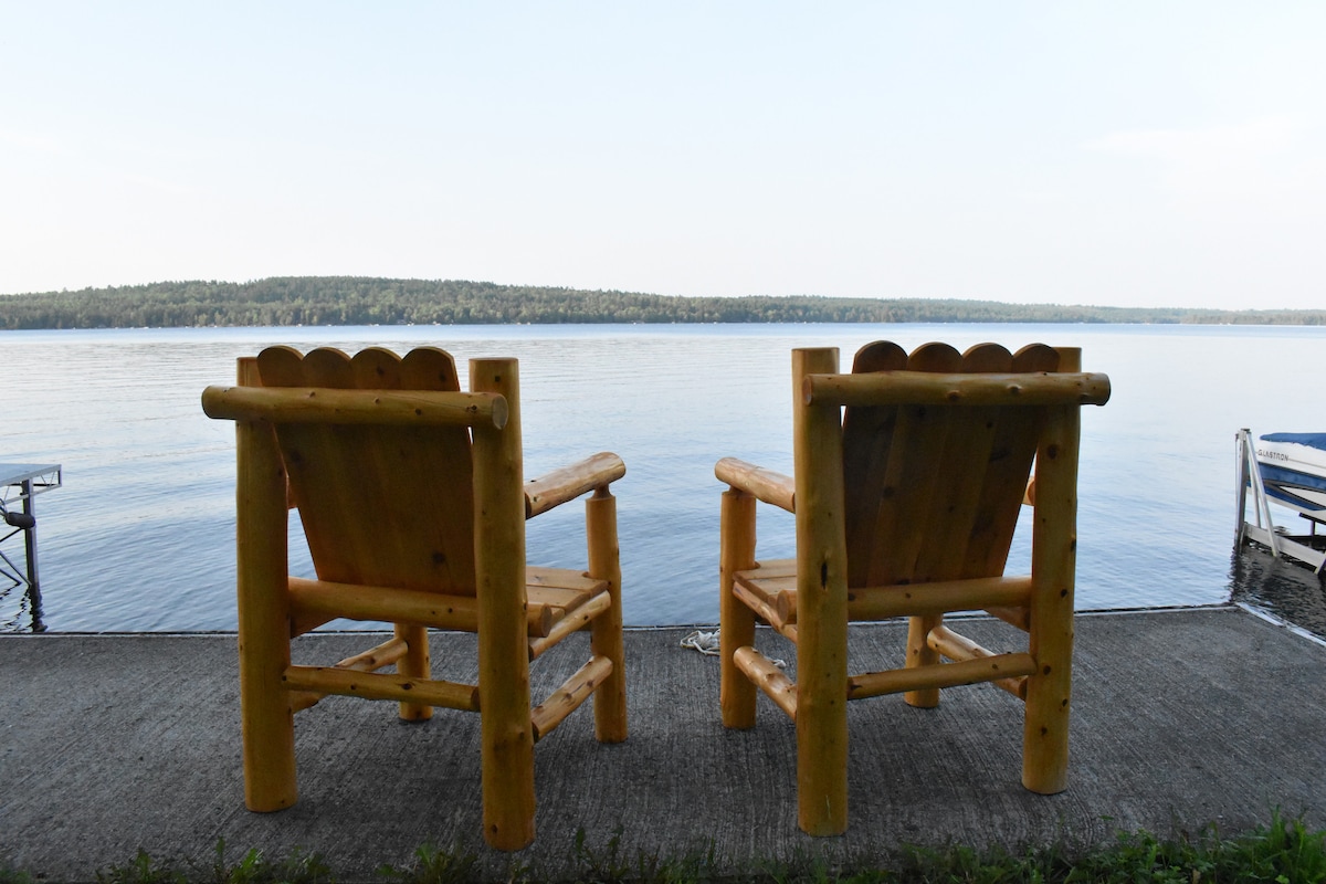 Sebec Lakefront Cottage ，露台上游泳/游船/烧烤