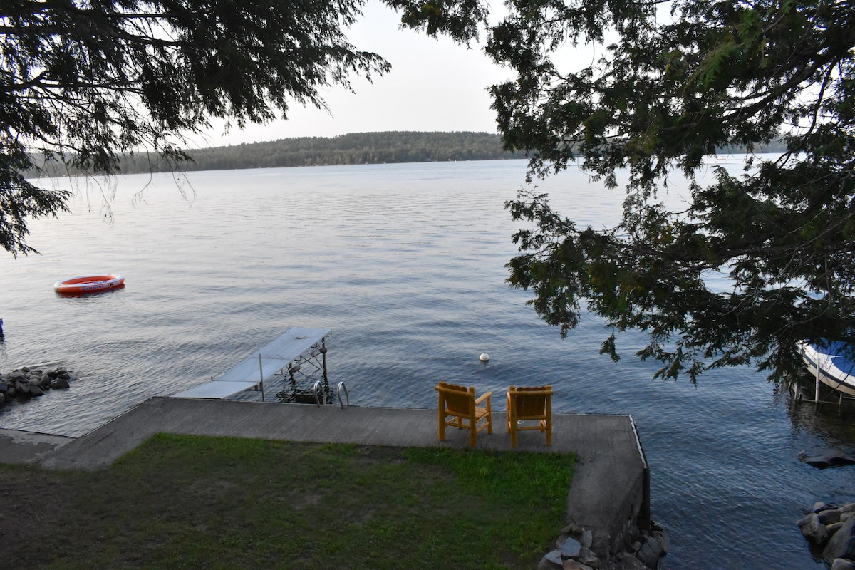 Sebec Lakefront Cottage ，露台上游泳/游船/烧烤