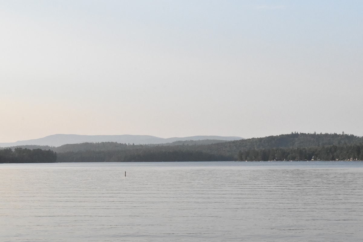 Sebec Lakefront Cottage ，露台上游泳/游船/烧烤