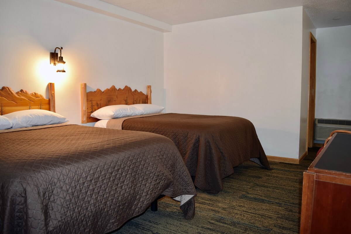 Lodge Room with 2 Double Beds in Ottertail Area