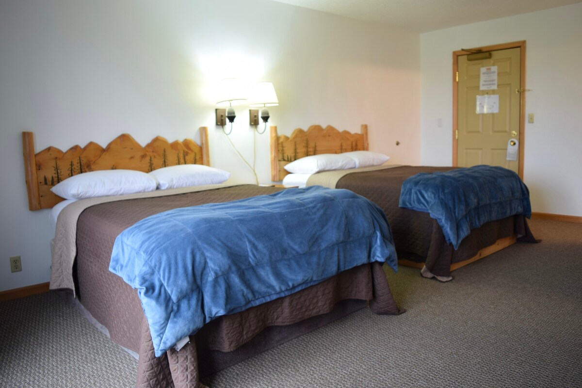 Lodge Room with 2 Double Beds in Ottertail Area