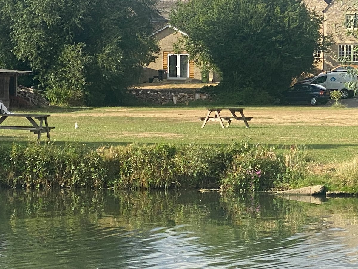 Lechlade;泰晤士河景观3卧室平房