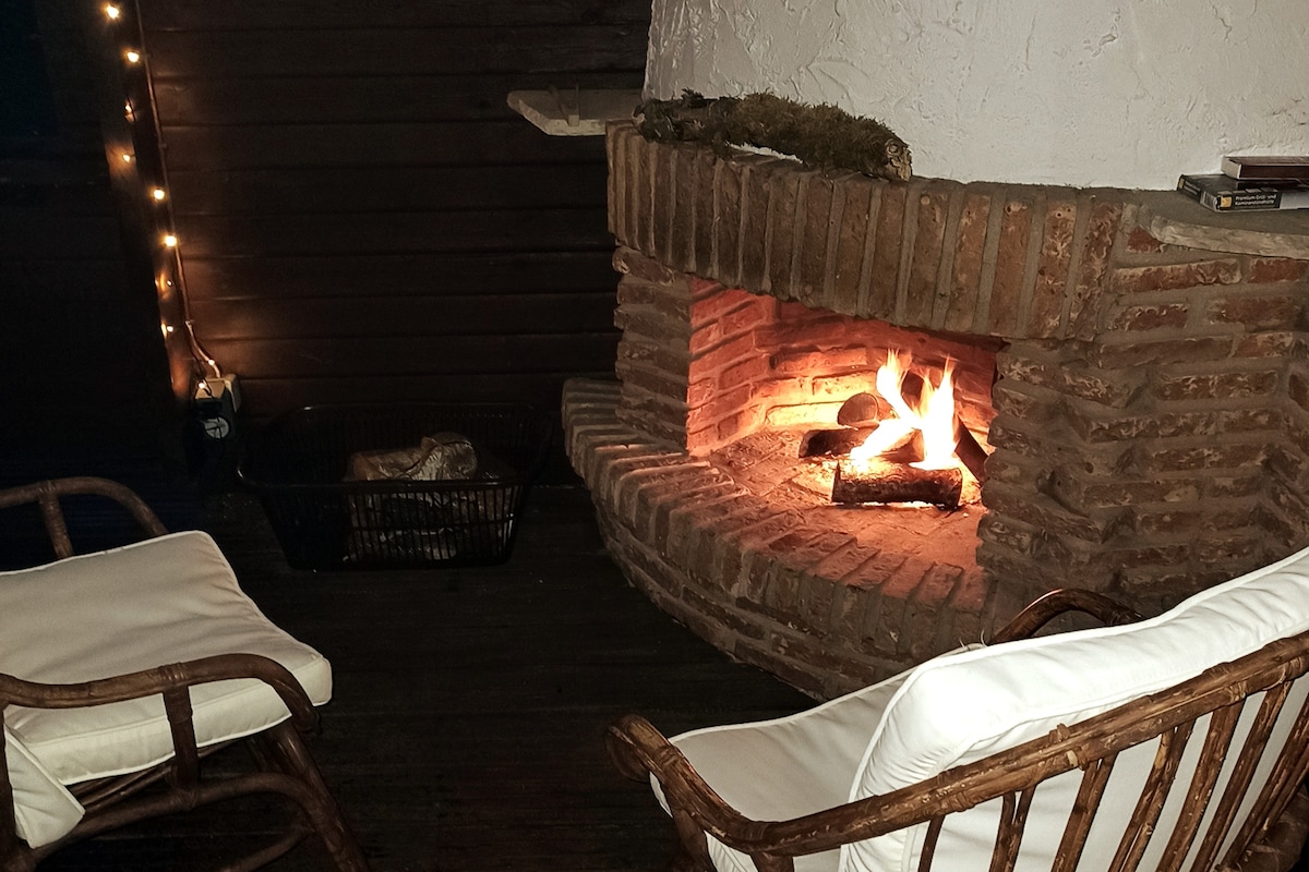 安静的公寓，位于森林旁边的小木屋内，配有壁炉