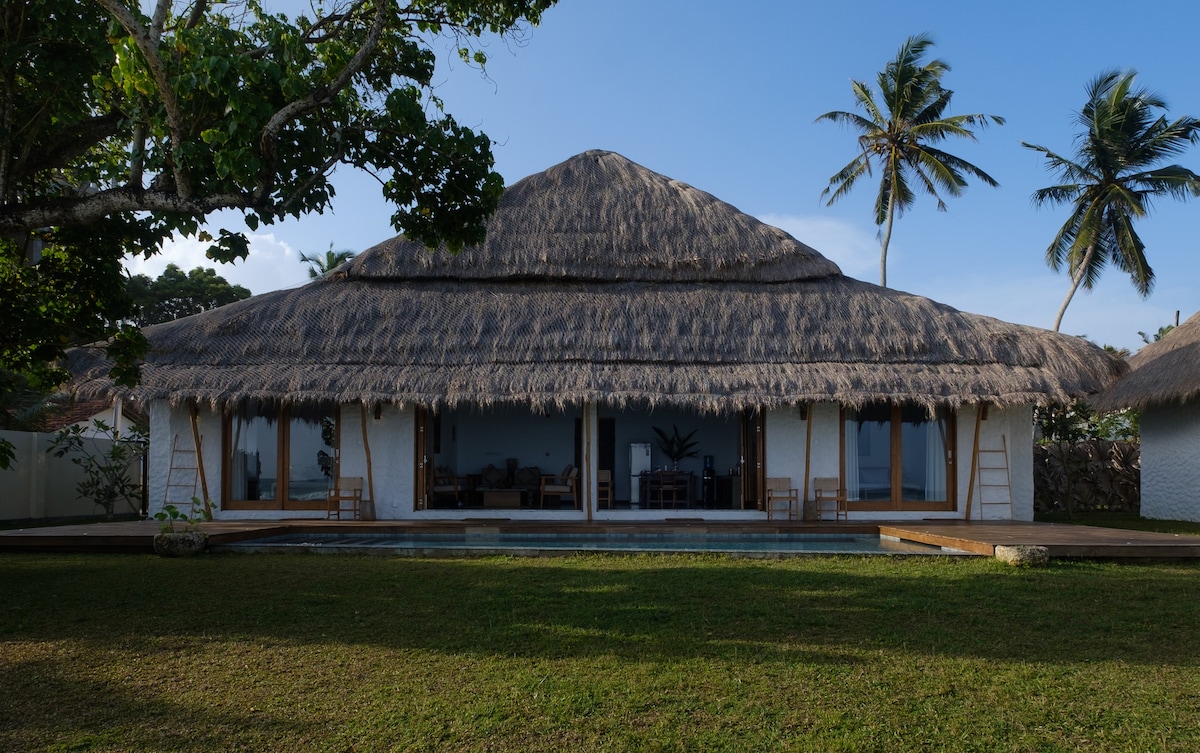 Secluded Beach front Villa > Bed and Breakfast