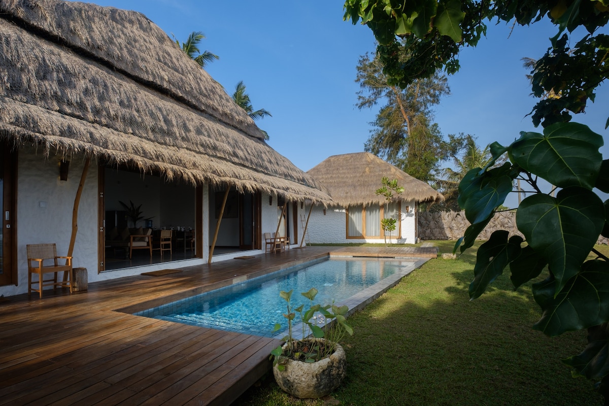Secluded Beach front Villa > Bed and Breakfast