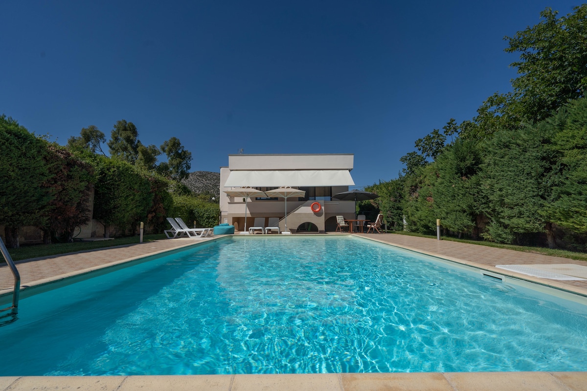 Private villa with large pool near the beach