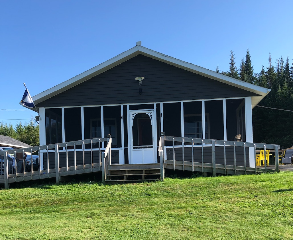 愉快的双卧室小屋，湖上配备热水浴缸