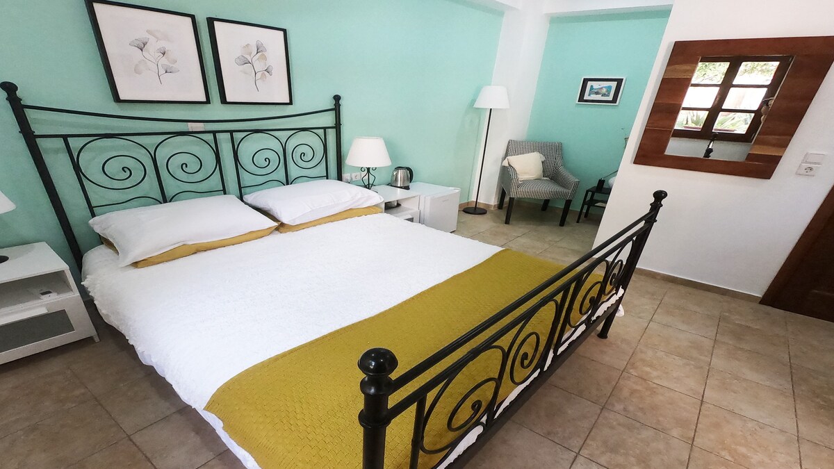 1st Floor en-suite room, king-size bed & balcony