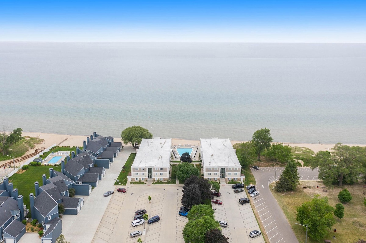 位于密歇根湖（ Lake MI ）的高档2卧室，设有私人海滩和泳池。
