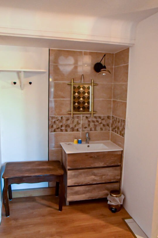 Chambre individuelle avec lit double douche et wc