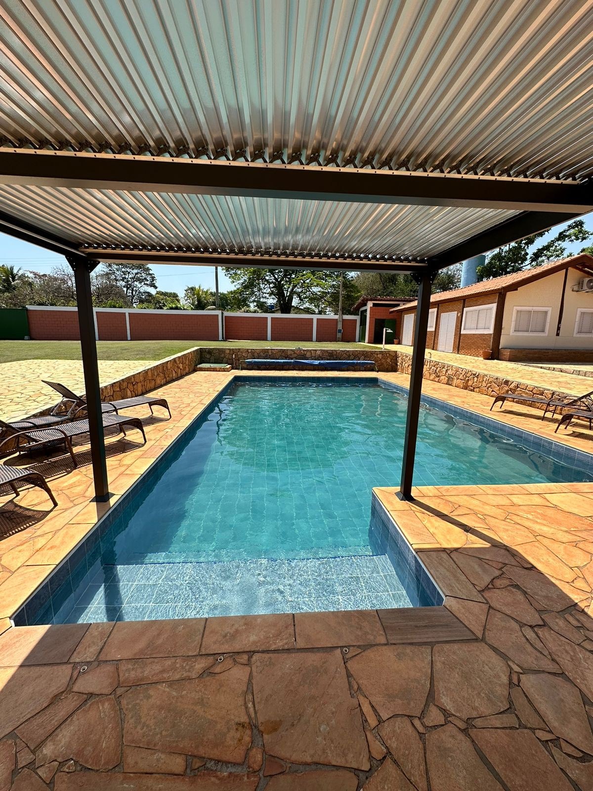 Casa de campo espaçosa com piscina aquecida.