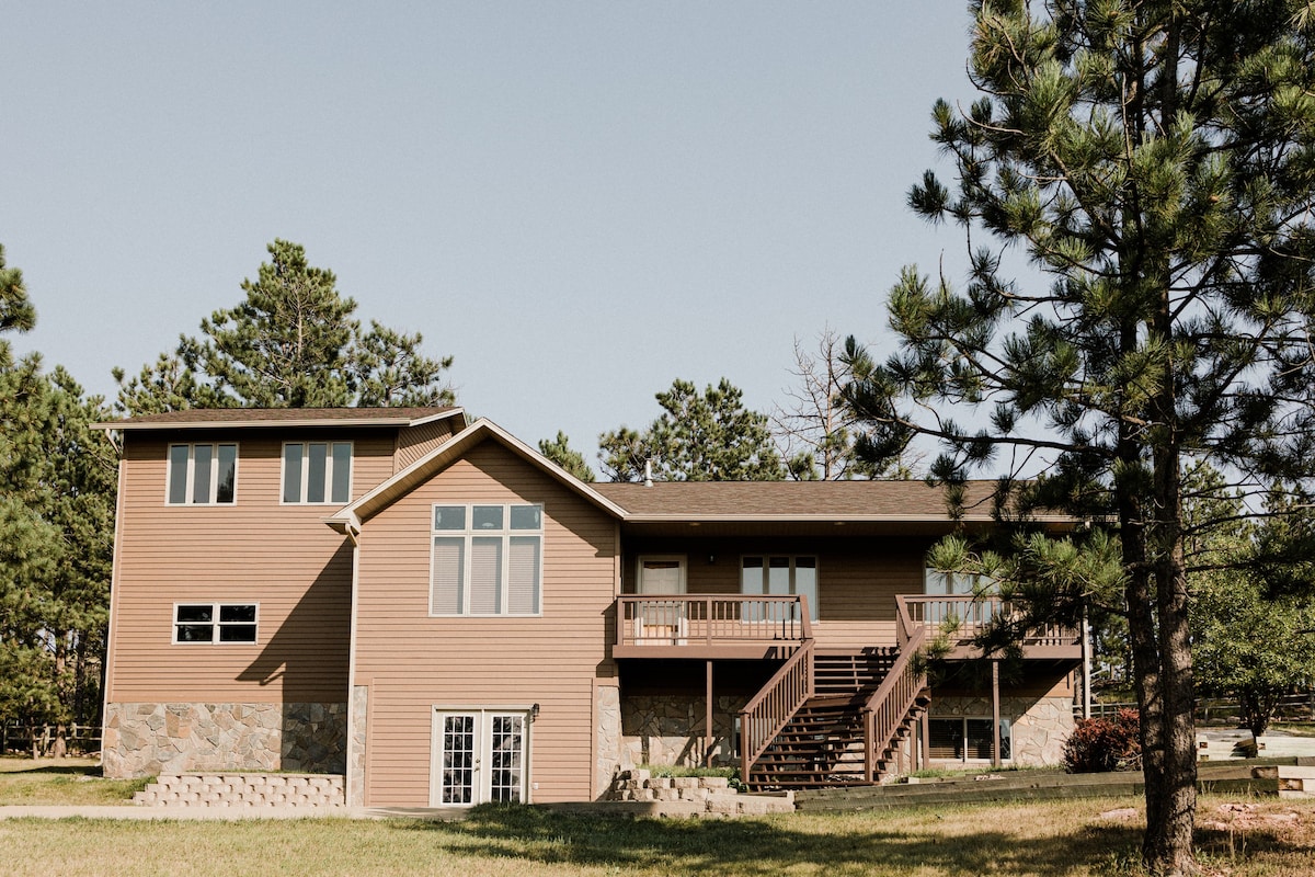 Spacious and Cozy *View of Mt Rushmore from Deck!*