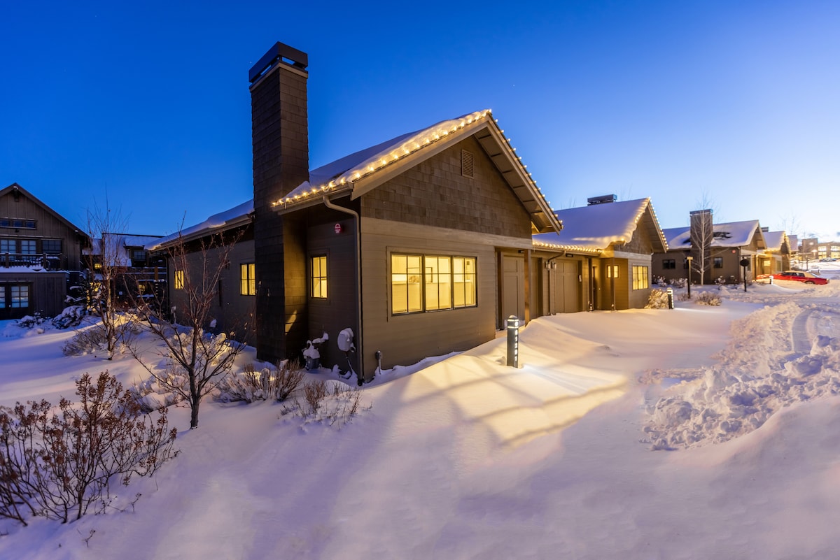 Cozy cottage by mtn! 24hr staff, HOT TUB, dogs ok