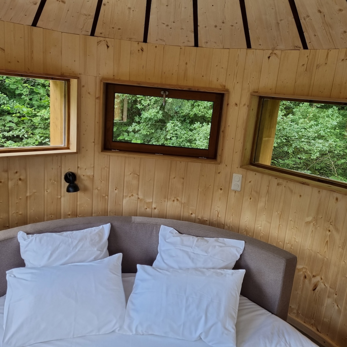 SIRUS Lodge ，坐落在自然中心地带热水浴缸的舒适体验