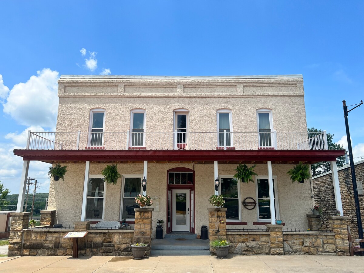 Historic Commercial Hotel(Est.1868)"The Dam Room"