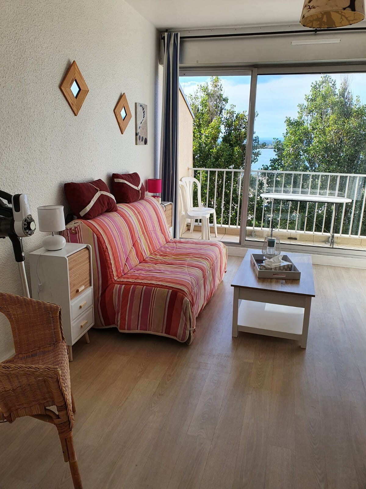 美丽的单间公寓+带露台的小木屋，距离海边50米