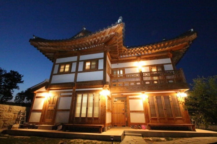 Gwajeong Hanok客栈Busosan客房（ 4人间）。推荐家庭、朋友/早餐入住）
