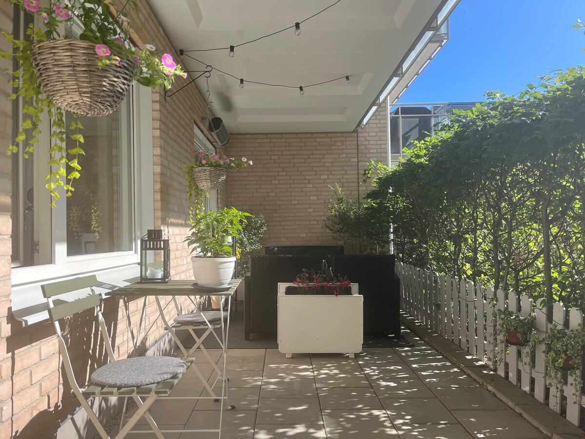 Cozy, Modern apt with Patio - Downtown Hyllie