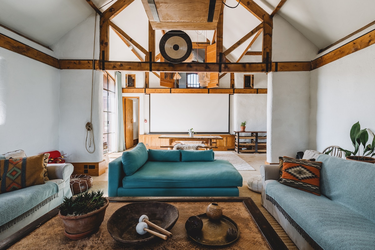 Beautiful, Eco-Friendly Barn, Nestled in Nature.