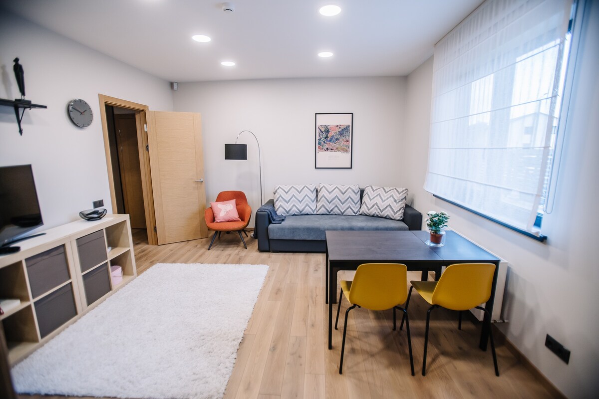 全新舒适的单间公寓，配备空调和私人绿色区域