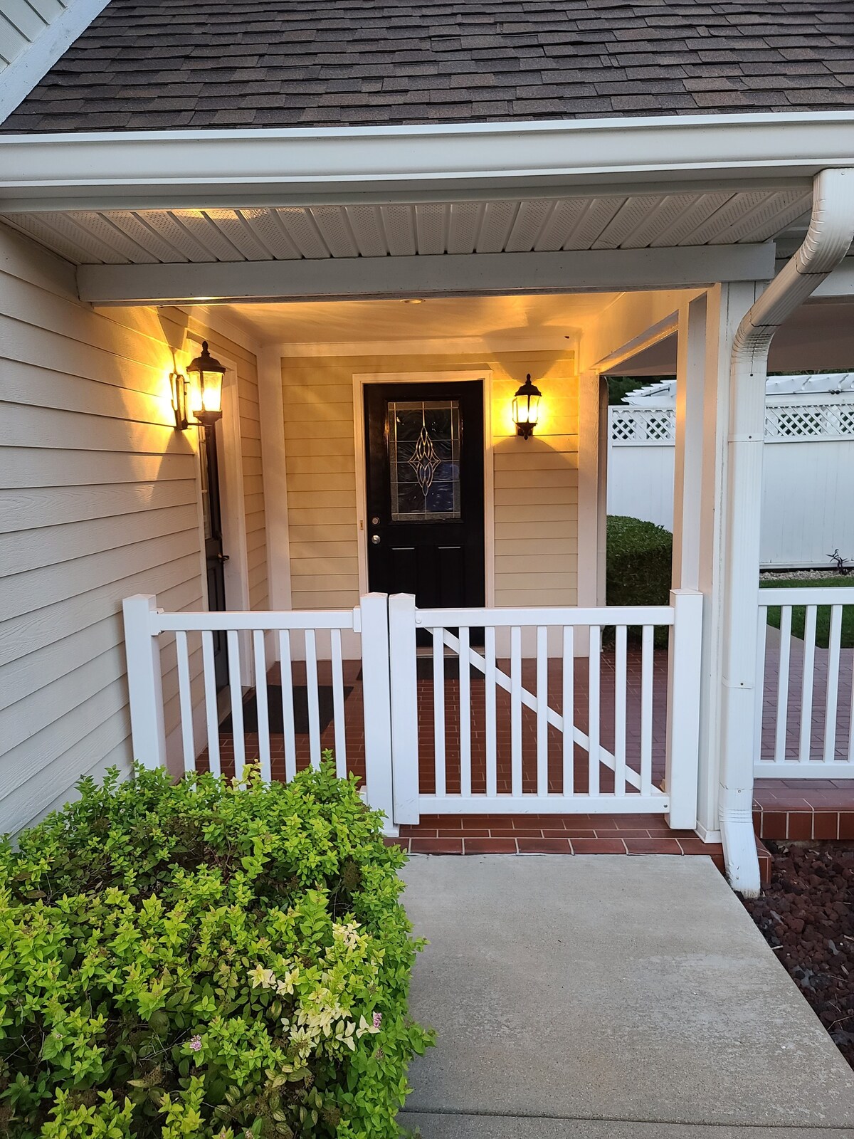 Clean and Spacious 2BR/2BA-3 miles from downtown