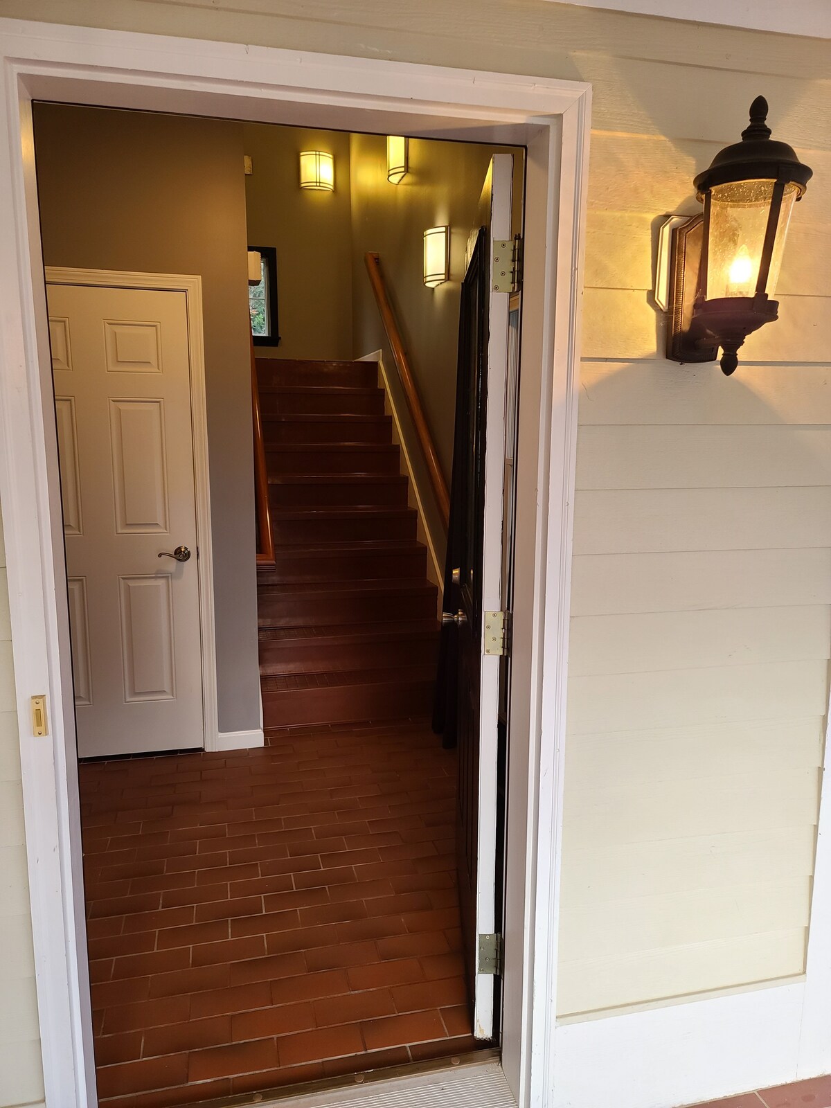 Clean and Spacious 2BR/2BA-3 miles from downtown