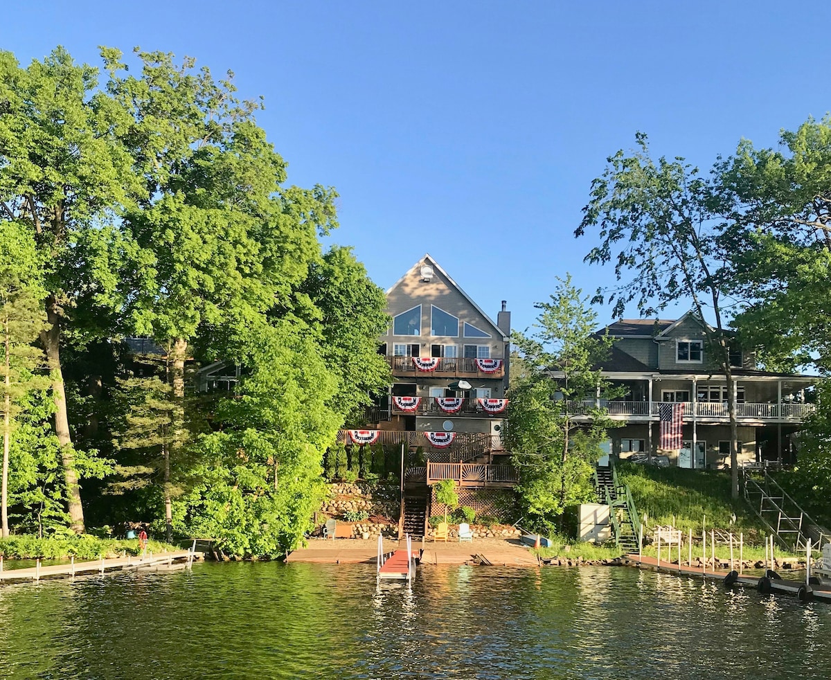 湖畔度假木屋（ Lake House Chalet ） ，华丽的日落湖泊