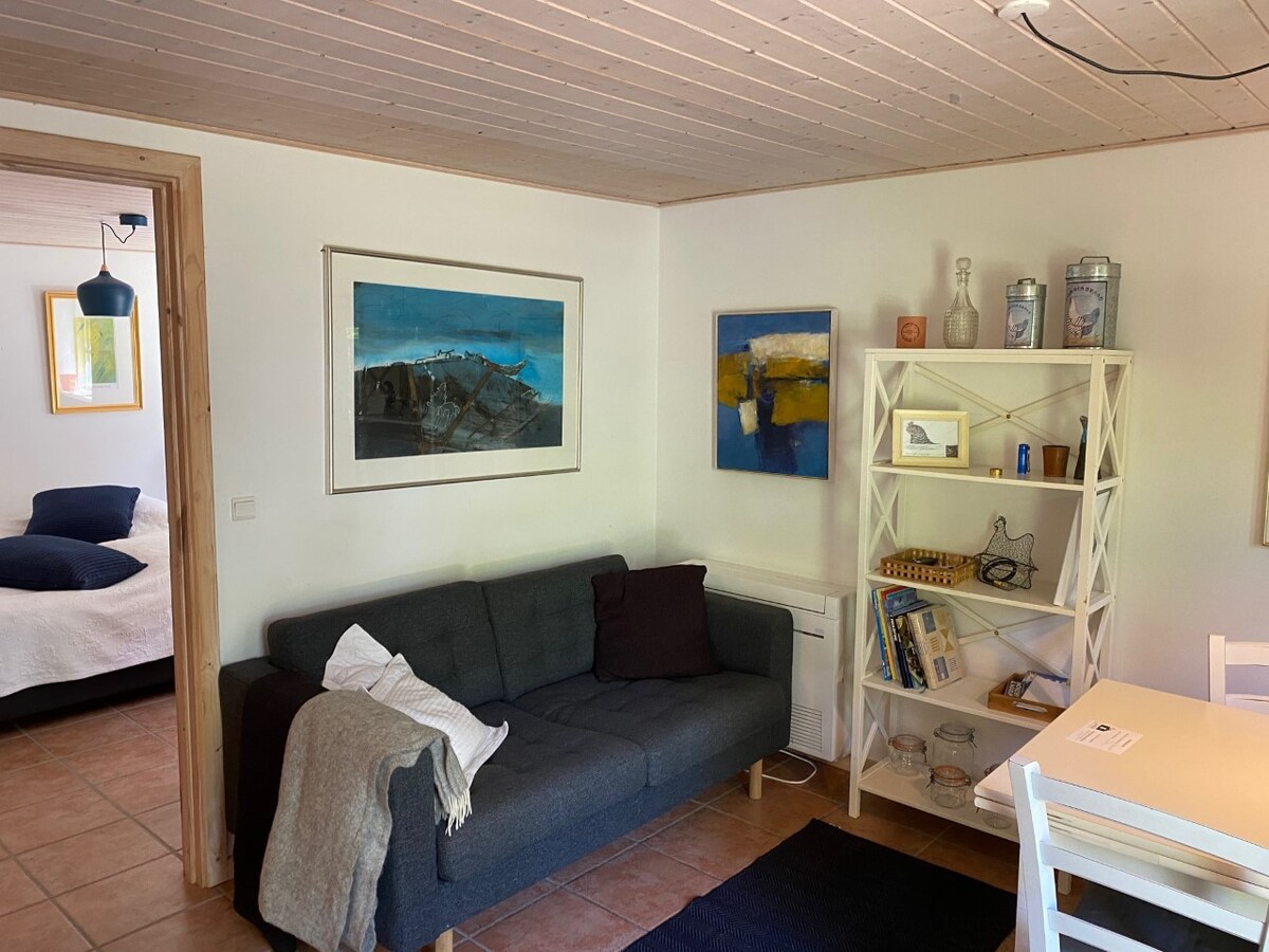 Lille hyggeligt gæstehus i stor have på Samsø