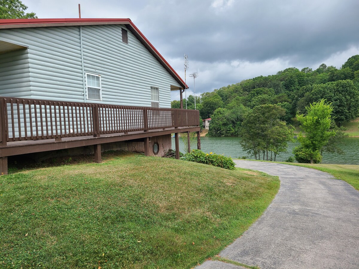 Peaceful 1-bedroom cottage. Your lake front escape
