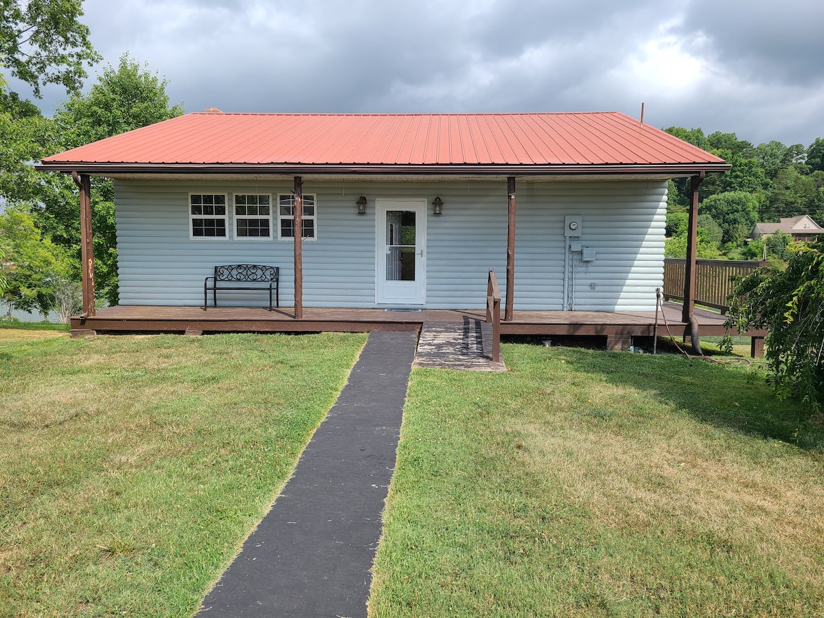 Peaceful 1-bedroom cottage. Your lake front escape