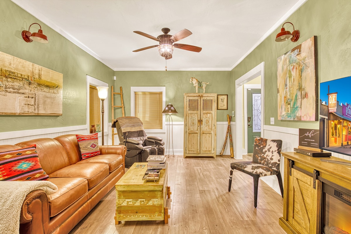 Artsy & Historic! 3 BD+ 3BA, EZ Parking, NO Stairs